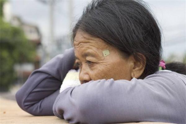 养成健康育儿观念很重要，年轻夫妻应与老人协商，别害了孩子