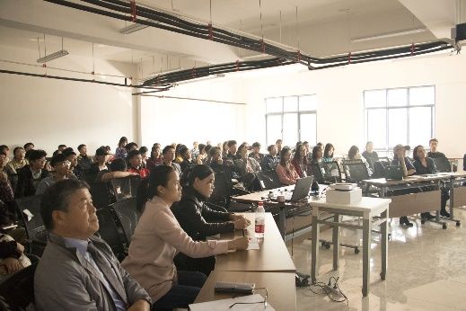 图片包含 室内, 人员, 天花板, 群组已生成极高可信度的说明