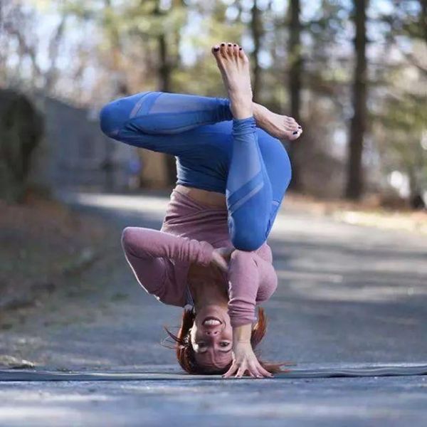 瑜伽教练示范，如何根据自己的身体状况调节瑜伽练习体式