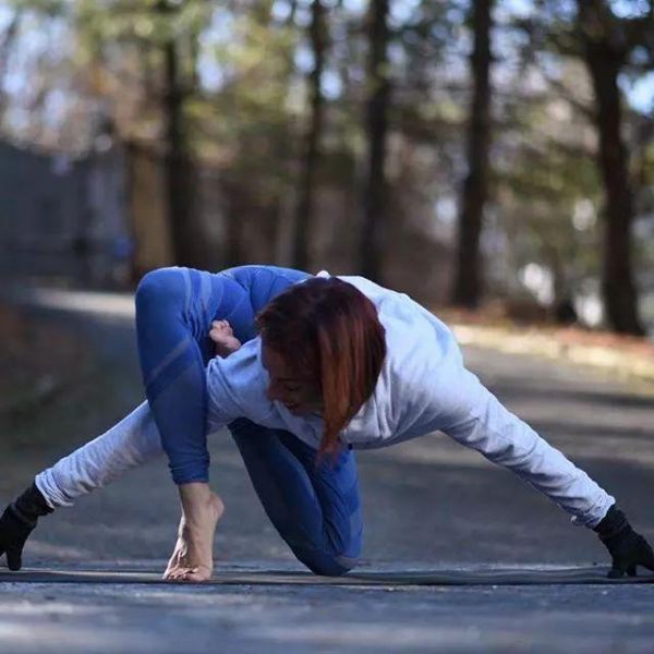 瑜伽教练示范，如何根据自己的身体状况调节瑜伽练习体式