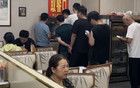 郑州续面面馆生意变得火爆，饭点人多的要排队取餐