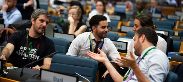 2月27日，第六届联合国环境大会的与会代表参加一场委员会会议。