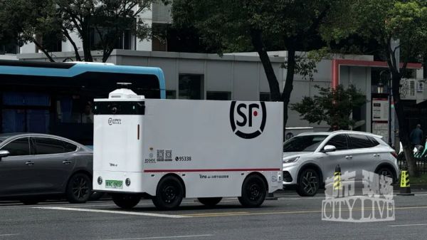 △8月15日，行驶在南昌市东湖区北京西路的快递无人配送车