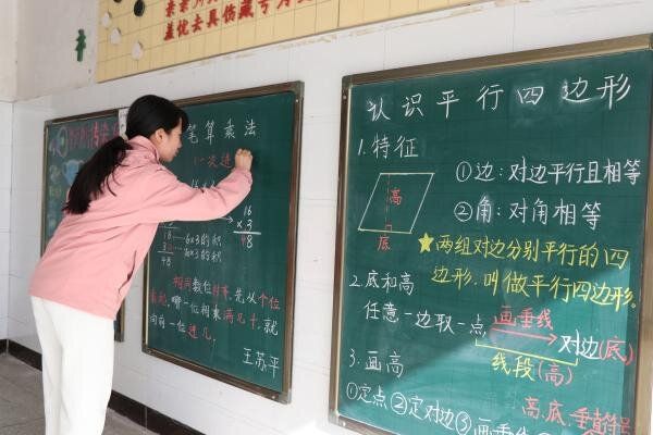 茅箭区茅箭小学开展教师粉笔字大赛