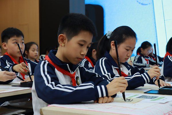 市实验小学学生在书法课上学习楷书