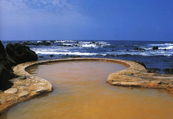 智慧温泉度假村设计：AR 导览与智能温控私汤的科技融合