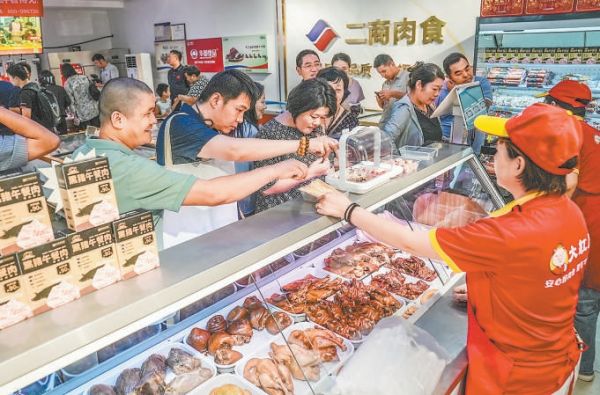 昨天，在二商肉食集團(tuán)通州公司門店內(nèi)，不少顧客現(xiàn)場試吃、購買熟食。
