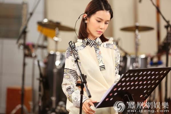 韓丹彤備戰(zhàn)《跨界歌王》 網(wǎng)友:最會(huì)彈琴的女演員
