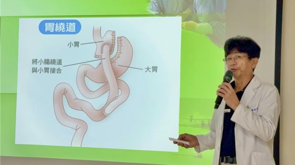 主任蔡金宏進(jìn)行胃繞道手術(shù)后修正合併迷走神經(jīng)截?cái)嗍中g(shù)后，改善困擾患者多年的營養(yǎng)不良與貧血問題。（陳淑娥攝）
