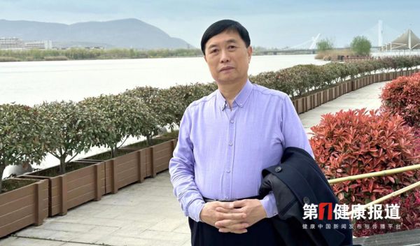 王英多年多形式做公益獲頒健康宣傳大使