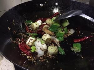 冬筍牛腩香辣煲的做法 步驟2