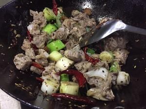 冬筍牛腩香辣煲的做法 步驟3