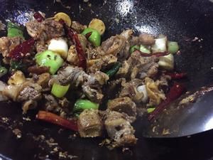 冬筍牛腩香辣煲的做法 步驟4