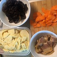 冬筍木耳胡蘿卜炒肉片的做法圖解1