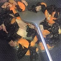 冬筍木耳胡蘿卜炒肉片的做法圖解2