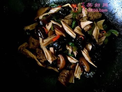 木耳炒腐竹的做法