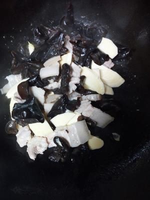 冬筍木耳炒肉片的做法 步驟4