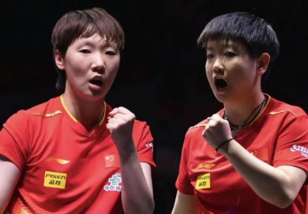 孙颖莎王曼昱进决赛神级跑位太默契！鳗鱼倒地爆冲后扶腰莎莎飞身救球