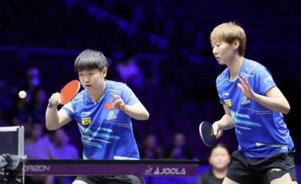 孙颖莎王曼昱进决赛神级跑位太默契！鳗鱼倒地爆冲后扶腰莎莎飞身救球 国乒组合展现绝对统治力