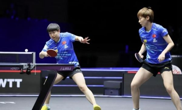 孙颖莎王曼昱进决赛神级跑位太默契！鳗鱼倒地爆冲后扶腰莎莎飞身救球 国乒组合展现绝对统治力