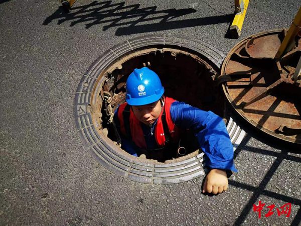 1-沈靖在巡視完電纜后剛從隧道出來
