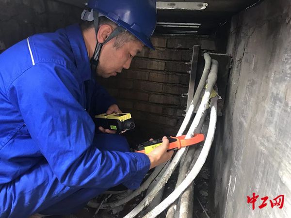 2-孔凡銀在重載線路110千伏郊猛線淺溝進行帶電檢測