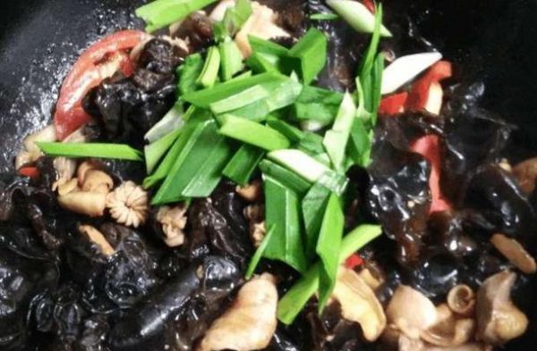 蒜苗与黑木耳的完美搭配（掌握简单的烹饪技巧）