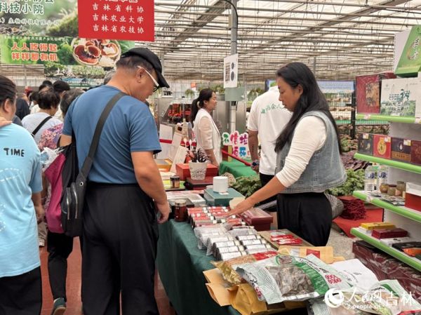 各類菌菇制成的食品、保健品吸引了市民游客的目光。人民網記者 李思玥攝