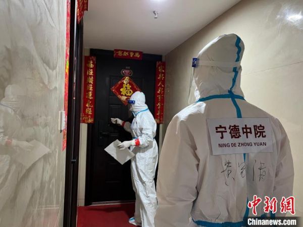 宁德市中级人民法院志愿者开展“敲门行动”。　宁德市中级人民法院 供图