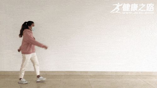 边走边摆臂