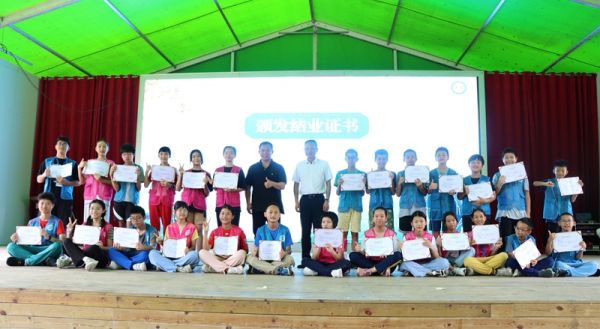 孟書記和王主席給小營員們頒發(fā)結(jié)業(yè)證書（調(diào)整）.jpg