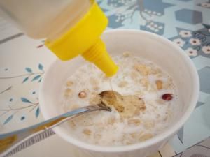 營(yíng)養(yǎng)健康的牛奶堅(jiān)果麥片早餐的做法 步驟6