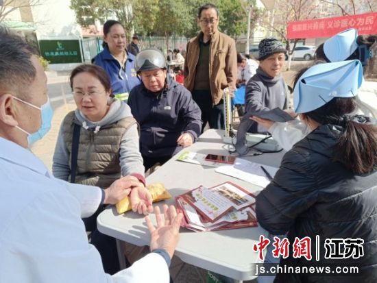 社区义诊活动现场。王瀚 摄
