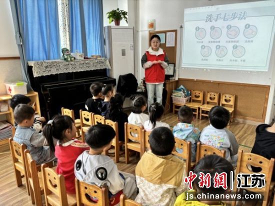 社区志愿者向小朋友们讲述“七步洗手法”。牛云鹏 摄