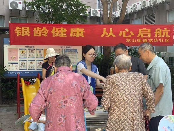 工作人员向居民解读老年人健康管理等基本常识。丘利成摄