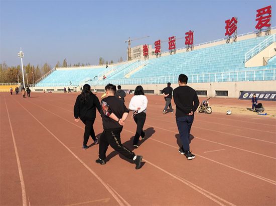 “胖胖班”學(xué)生在上課鍛煉中。 受訪者管偉供圖