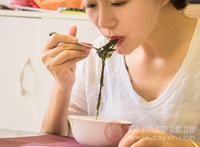 过午不食是说过了中午之后，不要再吃任何东西