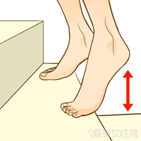 用臺(tái)階拉伸腓腸肌