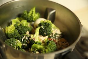 西蘭花蘑菇濃湯 減脂版 飽腹營養(yǎng)健康 早餐 熱湯的做法 步驟2