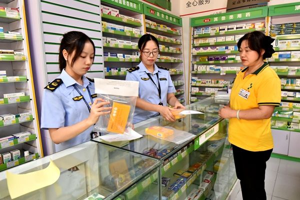 执法人员现场抽取药品监督抽检样品。冷林临摄