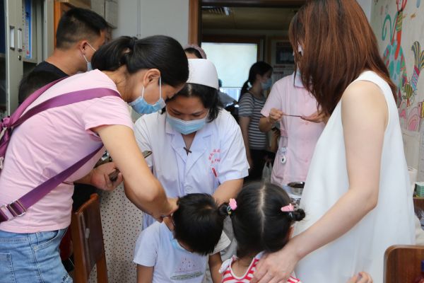 7月11日上午，湖南省中医院的“三伏贴”现场。