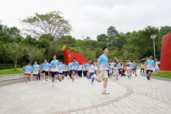 科学减重，活力领跑 深大华南医院端午欢乐跑燃动平湖