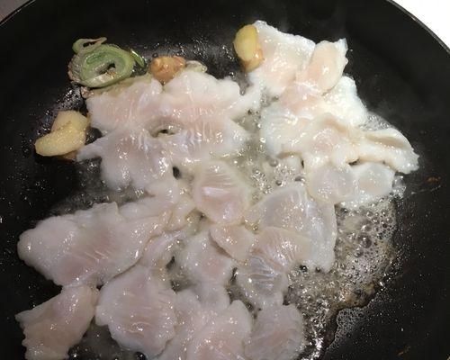 美味健康的糟溜龙利鱼片（传统菜式新口味，多种配菜搭配营养更全面）