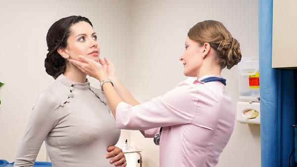 43歲女子3月體檢，查出甲狀腺癌，醫(yī)生：3個早期癥狀不要忽略