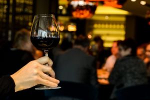 睡前喝紅酒對女人有什么好處 睡前喝紅酒多少毫升合適