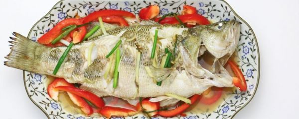 清蒸鲈鱼的做法 清蒸鲈鱼怎么做 清蒸鲈鱼制作方法
