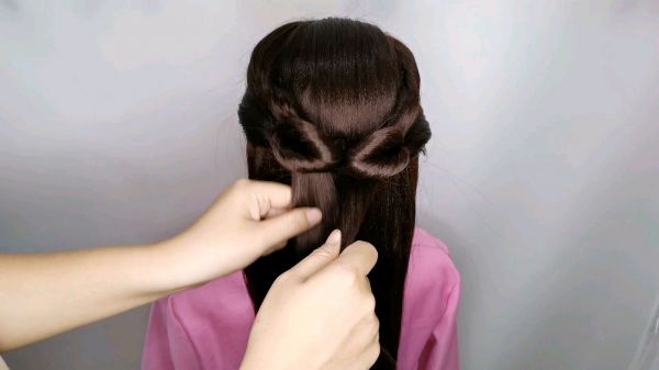 一款優(yōu)雅大方顯氣質的發(fā)型編發(fā)教程，適合中年的女士