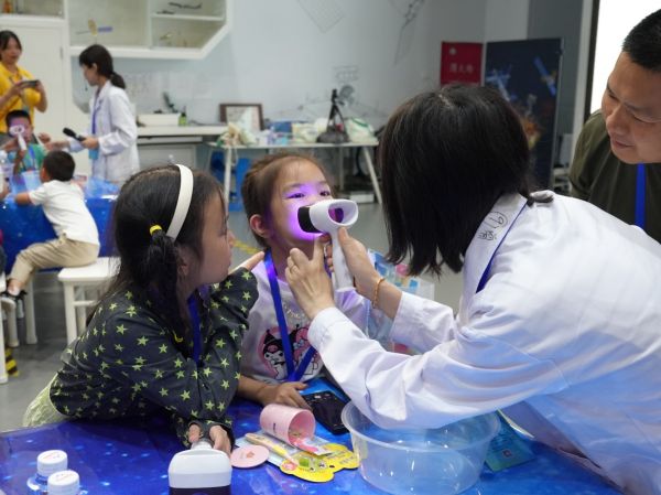 口腔醫(yī)生指導(dǎo)家長幫助孩子進行口腔菌斑檢測