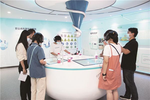 开学第一课：大一新生走进武汉职业健康体验馆_fororder_01