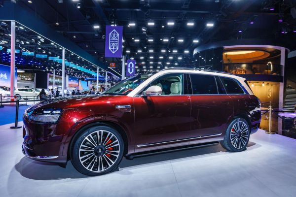 以销冠之姿重塑豪华格局，问界M9领衔登陆成都国际车展